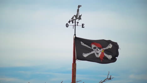 Schwarze-Piratenflagge-Mit-Totenkopf-Und-Knochen,-Die-In-Zeitlupe-Weht