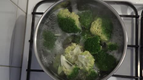 4K---Broccoli-being-boiled-in-pan---top-shot