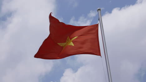 4k-Video-Der-Nationalflagge-Vietnams-In-Strahlender-Sonne-Mit-Blauem-Himmel-Und-Wolkenhintergrund