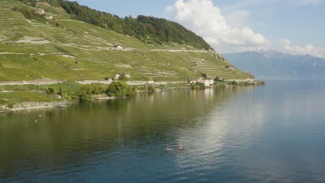 Überfliegen-Zweier-Paddler-Auf-Dem-Genfersee-Vor-Lavaux---Sommerfarben-In-Der-Schweiz-Und-Spiegelglattes-Wasser