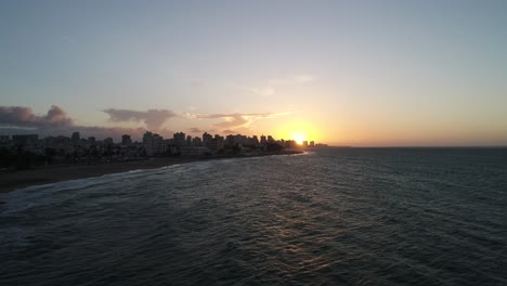El-Sol-Se-Pone-Sobre-La-Playa-Del-Océano-En-Puerto-Rico