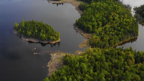 Frühherbst-Luftaufnahmen-Eines-Abgelegenen-Sees-Im-Norden-Von-Maine,-Der-In-Richtung-Der-Ufernahen-Insel-Schwenkt