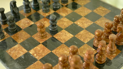 Ein-Schachspieler,-Der-In-Der-Anfangsphase-Des-Spiels-Mit-Einem-Steinernen-Schachspiel-Den-Bauern-Seines-Gegners-Mit-Seinem-Eigenen-Schlägt