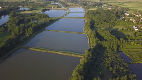 Vista-Aérea-De-Campos-De-Arroz-Inundados-En-Polonia-Durante-La-Puesta-De-Sol