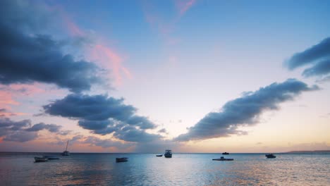 Landschaft-Mit-Mehreren-Fischerbooten,-Die-Während-Des-Sonnenuntergangs-In-Boka-Sami,-Curacao,-Im-Hafen-Liegen