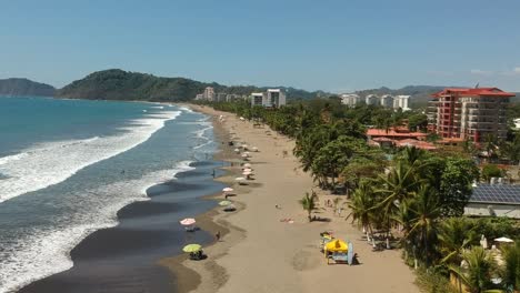 Ein-Flug-über-Jaco-Beach,-Costa-Rica