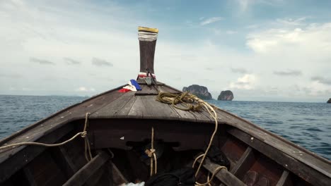 Standpunkt-Schiffsbewegung-Und-Der-Abenteuerliche-Meereslandschaftshintergrund-Der-Reisereise-Mit-Dem-Touristenboot-In-Krabi-In-Thailand-An-Einem-Klaren-Sommertag-Mit-Blauem-Himmel