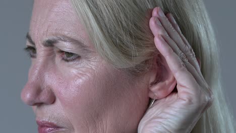 Mujer-Primer-Plano-Ahuecando-El-Oído-Que-Tiene-Dificultad-Para-Perder-La-Audición