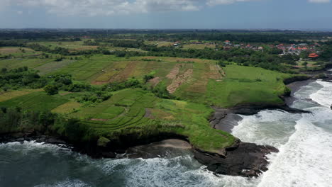 Imágenes-Aéreas-De-Drones,-Costa-Con-Rocas-Negras-En-Bali