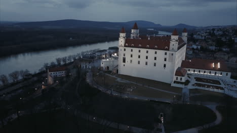 Langsam-Aufsteigende-Luftaufnahme-Der-Burg-Bratislava-In-Der-Dämmerung