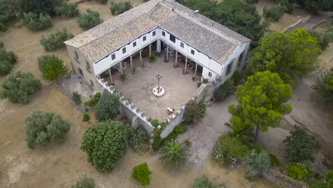 Luftaufnahme-Eines-Traditionellen-Spanischen-Landhauses,-Umgeben-Von-Oliven