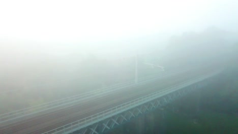 Am-Frühen-Morgen-Nebel-Nebel-Eisenbahnbrücke---Bögen