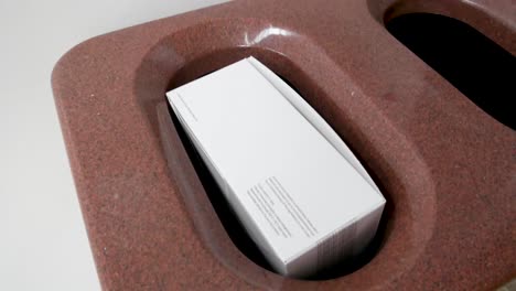 Catering-Lunchbox-Aus-Pappe,-Die-In-Einen-Recyclingbehälter-Gelegt-Wird