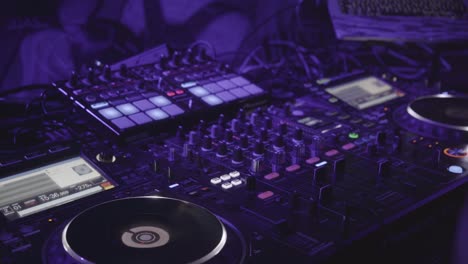 Eine-Backstage-Aufnahme-Des-DJs,-Wie-Er-Sein-Equipment-Vor-Einer-Menschenmenge-Benutzt