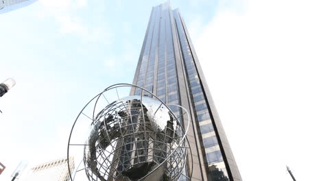 Tilt-Up-Video-Einer-Globusskulptur-Im-Columbus-Circle-In-Manhattan,-New-York