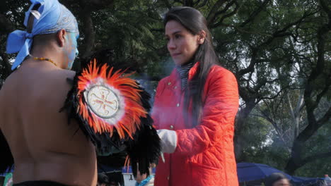 Aztekischer-Schamane-Praktiziert-Reinigungszeremonie-Mit-Kopalharz-An-Einer-Frau-In-Mexiko-Stadt
