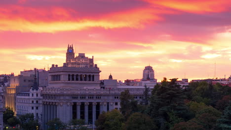Zeitraffer-Während-Des-Sonnenuntergangs-Vom-Rathaus-Von-Madrid,-Cibeles-Platz-Im-Vordergrund
