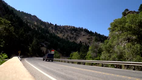Autos-Fahren-Durch-Die-Boulder-Canyon-Road