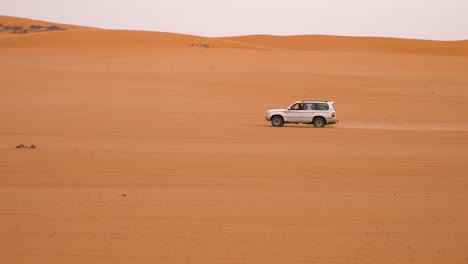 Slow-shots-of-a-4x4-in-the-Algerian-desert