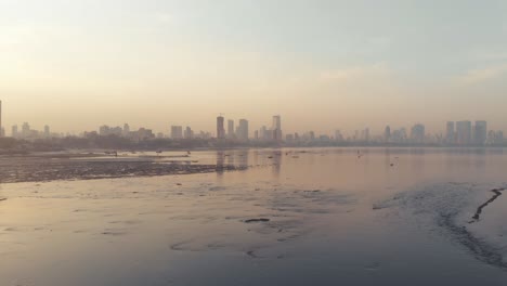 Drohne-Schoss-Bei-Sonnenaufgang-über-Die-Bürogebäude-Mahim-Bay-Und-Worli-In-Mumbai
