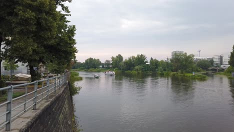 Boote-Kommen-An-Der-Oder-Im-Stadtzentrum-Von-Breslau-An,-Kameraschwenk