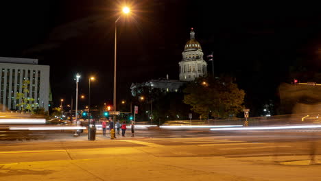 Timelapse-of-the-Denver-Capitol-at-Night-on-a-Corner-with-Cars-and-People-Moving-4k