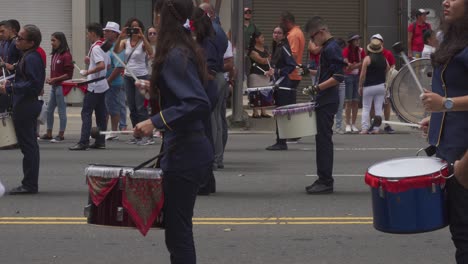 Schlagzeuger-Der-Highschool-Blaskapelle-Treten-Während-Der-Parade-Zum-Unabhängigkeitstag-Von-Costa-Rica-Auf