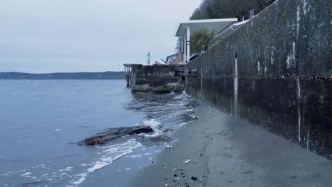 Kleine-Plätschernde-Wellen-Am-Sunrise-Beach-Im-Gig-Harbor-Washington-Mit-Bewölktem-Grauem-Himmel