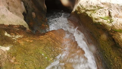 Wunderschöner-Wasserfall-Fließt-In-Einen-Natürlichen-Pool,-Umgeben-Von-Braunen-Felsformationen-Im-Nationalpark-Tazakka,-Marokko