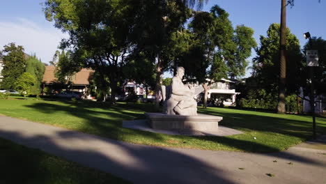 Parque-Central,-Estatua-De-John-Greenleaf-Whittier,-Whittier,-California,-Estados-Unidos,-Dolly-De-ángulo-Bajo-En-Tiro