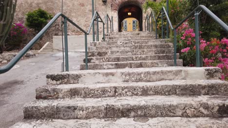 Escaleras-De-Ladrillos-De-Piedra-Que-Suben-Hacia-La-Entrada-Del-Fuerte