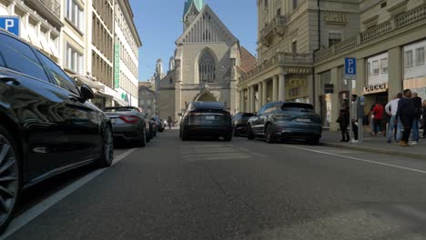 Elektroauto-Tesla-Model-X-Fährt-Vom-Straßenparkplatz-In-Zürich-Weg