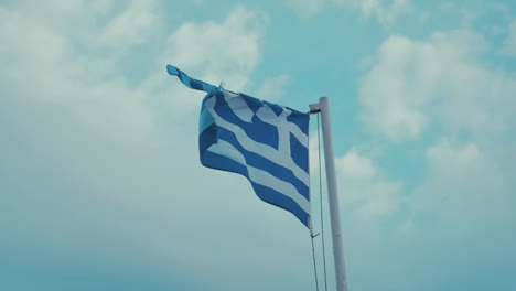 Abgenutzte-Griechische-Flagge-Weht-Im-Windbedeckten-Himmel-180-Fps