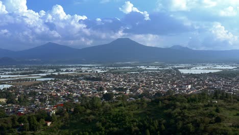 Luftaufnahmen:-Stadt-Tangancicuaro,-Mexiko,-Wald,-Wolken,-Berge