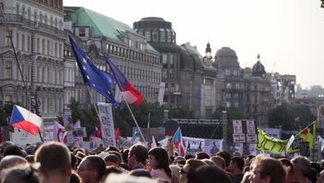 Bandera-De-La-Unión-Europea-Y-La-República-Checa-En-Manifestación