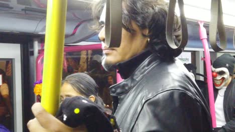 Personas-Transbordando-En-El-Metrobus-El-Dia-De-Muertos