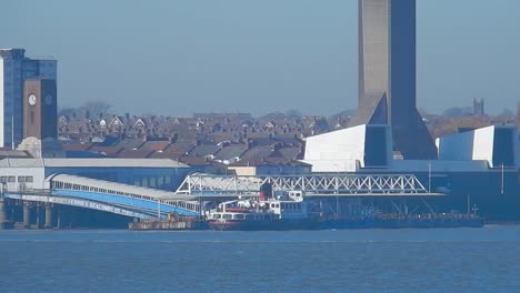 Liverpool-ferry-boat-crossing-Mersey-river-between-Albert-dock---Birkenhead-ferry-terminals