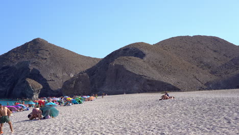 Sehr-Windiger-Strand-Playa-De-Los-Muertos-In-Spanien