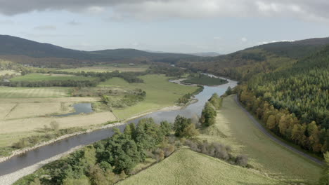Aerial-view-of-the-River-Dee-near-the-Scottish-town-of-Ballater-in-the-Cairngorms-National-Park,-Aberdeenshire