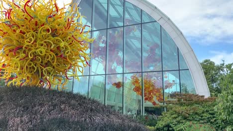 Beautiful-glass-art-made-by-world-famous-artist-Dale-Chihuly-at-the-Chihuly-Garden-and-Glass-Museum-in-Seattle,-Washington