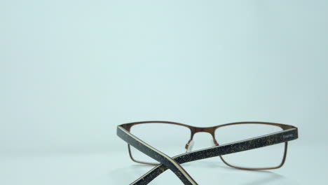 Herrenbrille-Dreht-Sich-Um,-Weißer-Hintergrund