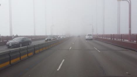 Fahrt-Entlang-Der-Golden-Gate-Bridge-Bei-Dichtem-Nebel