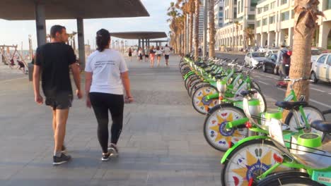 Geparkte-Fahrräder-Am-Strand-In-Tel-Aviv
