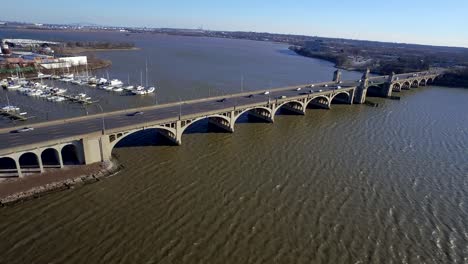 Amplia-Toma-Volando-Sobre-El-Histórico-Puente-Hanover-St-En-Baltimore-En-Un-Día-Ventoso-Sobre-El-Río-De-La-Rama-Media