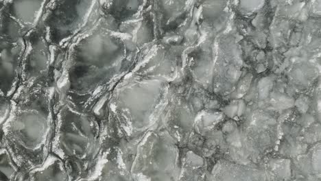Eisplatten-Bilden-Sich-Auf-Dem-Wasser,-Das-Aus-Der-Luft-Aufsteigt,-4k