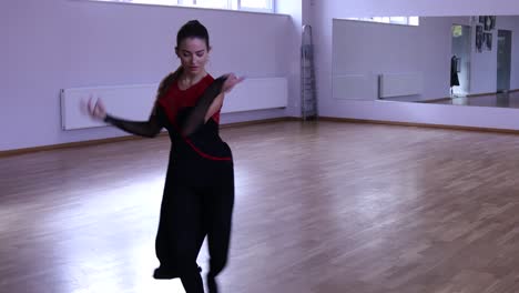 Bailarina-Profesional-Y-Apasionada-Baila-En-La-Pista-De-Baile