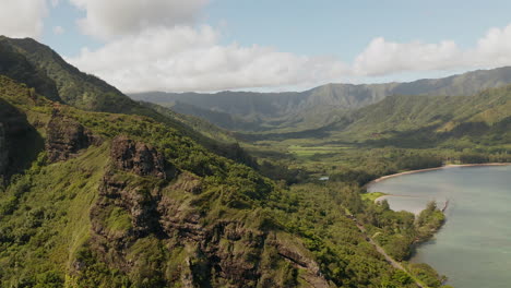 Drohnen-Luftschwenk-über-Kahana-State-Park,-Oahu,-Hawaii