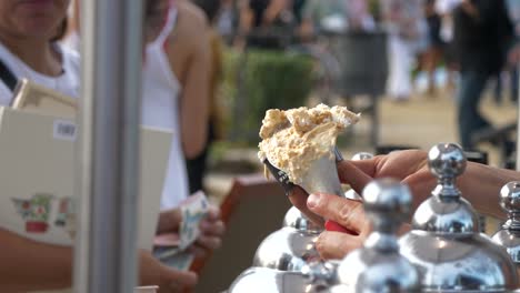 Hände-Bereiten-Einen-Topf-Eis-An-Einem-Streetfood-Stand-Während-Des-Jährlichen-Festivals-Von-La-Merce-Zu