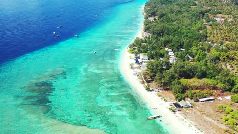 Wunderschöne-Meeresstruktur-Aus-Türkisfarbenem,-Flachem-Wasser-über-Korallenriffen-Und-Felsigem-Meeresboden,-Weißer,-Exotischer-Strand-Einer-Tropischen-Insel-In-Indonesien