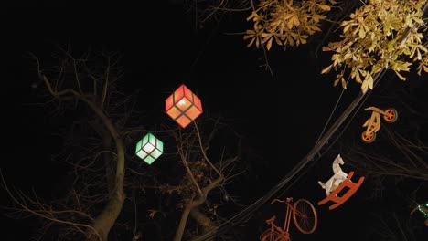 Beleuchtete-Weihnachts-Adventsdekorationen,-Die-Am-Nachthimmel-Hängen